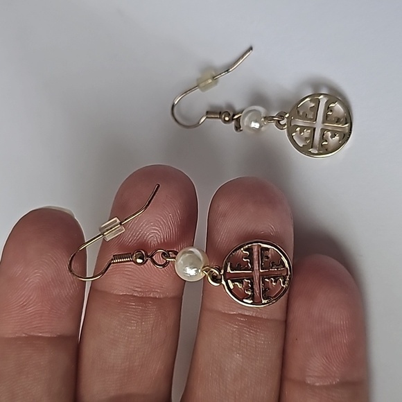 Rhodium plated goldtone pearl and logo dangle earrings - Picture 2 of 2